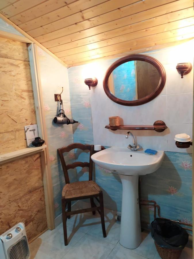 Chardon Bleu Appartement Chambre Cuisine Coin A Manger Sanitaires Salle D'Eau Barcelonnette Exterior photo